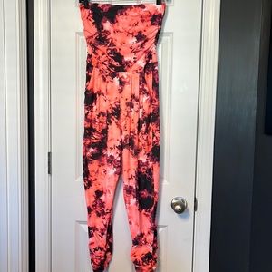 Strapless jumpsuit, with pockets, very flattering skinny rouge leg